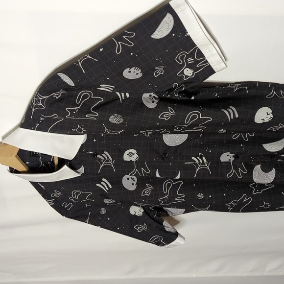 Sulkypup black & white spooky cat print short sleeve button down - Picture 4 of 7